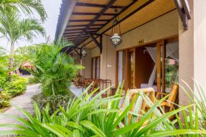 Κήπος έξω από το Kubuku Eco Dive Lodge and Yoga
