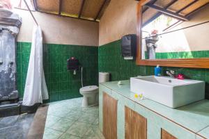 Ένα μπάνιο στο Kubuku Eco Dive Lodge and Yoga