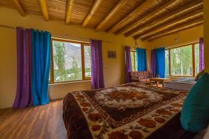 Postel nebo postele na pokoji v ubytování Nubra Ecolodge