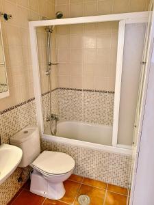 拉佐宜亞的住宿－AOTEAROA，一间带卫生间和浴缸的浴室