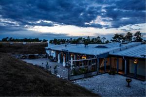 uma casa com um telhado em cima dela em Fårösunds Fästning em Fårösund