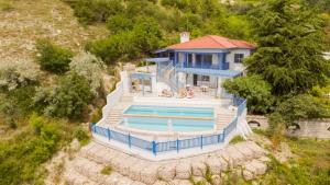 een luchtfoto van een huis met een zwembad bij Villa White Lagoon in Topola