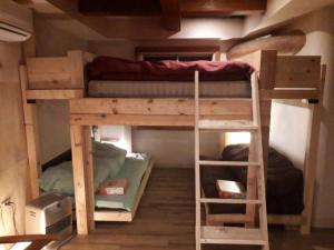 Ce lit superposé se trouve dans un dortoir doté de 2 lits superposés. dans l'établissement ILA Hakushu Guesthouse, à Hokuto