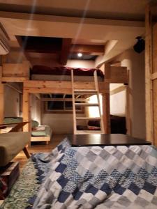 - une chambre avec des lits superposés et un lit dans l'établissement ILA Hakushu Guesthouse, à Hokuto