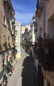 Une allée avec des bâtiments et des motos dans une rue dans l'établissement Piso moderno en casco antiguo próximo a la playa, à Alicante