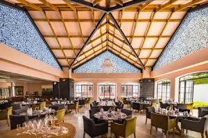 兰兹拉卡酒店加Spa餐厅或其他用餐的地方