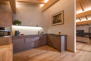 kuchnia z drewnianymi szafkami i blatem w obiekcie Appartement „Hoamatgfühl“ Oberschreitling w mieście Ellmau