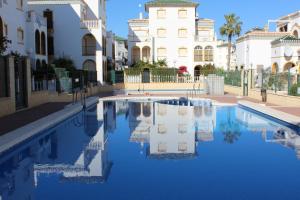 basen w środku budynku w obiekcie Geraneos Playa w mieście Torrevieja