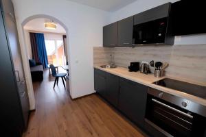 Kuchyňa alebo kuchynka v ubytovaní Aktiv Hotel Karnia