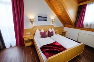 Postel nebo postele na pokoji v ubytování Aktiv Hotel Karnia