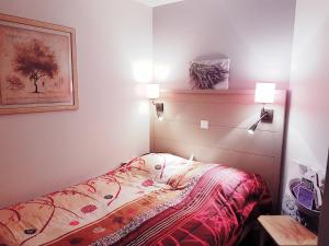 een slaapkamer met een bed met twee verlichting bij Ecrins de la Badine- pinède in Hyères +46 foto's