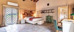 1 dormitorio con 1 cama con una pintura en la pared en Monteborre, en Cento