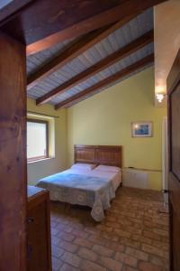 - une chambre avec un grand lit dans l'établissement B&B Punto Magico, à Offagna