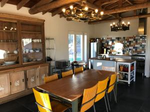 a kitchen with a wooden table and chairs at Het Atelier, ruime vrijstaande vakantiewoning 200m2 voor maximaal 8 personen in Leende