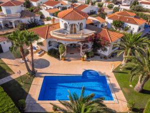 una vista aérea de una casa con piscina en ARENDA Miami Playa Villa Lidia, en Miami Platja