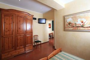 1 dormitorio con 1 cama y un gran armario de madera en Casa Di Santa Francesca Romana a Ponte Rotto, en Roma
