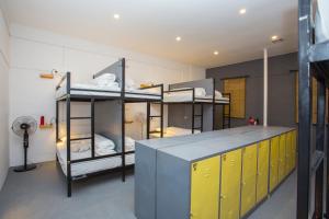Poschodová posteľ alebo postele v izbe v ubytovaní Yakety Yak Hostel