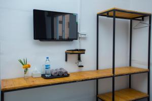 TV in/ali zabaviščno središče v nastanitvi Yakety Yak Hostel