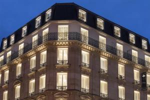 budynek w Paryżu w nocy w obiekcie Maison Albar - Le Diamond w Paryżu
