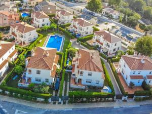 una vista aérea de una villa en un suburbio en ARENDA Pino Alto Holiday Home Masia 1, en Miami Platja