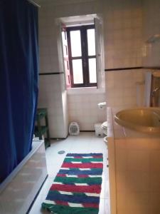 Un baño con un lavabo y una alfombra en el suelo. en Casa da Sicó, en Manteigas 26 fotos más