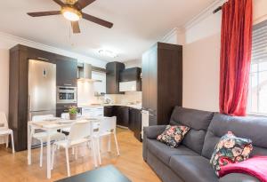 uma sala de estar com um sofá e uma mesa em Nordik Apartments Village - La Cala "Raseborg" em Cala del Moral
