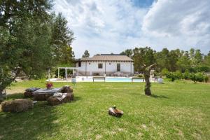 podwórko z domem i basenem w obiekcie Villa Pizzi by Perle di Puglia w mieście San Donaci