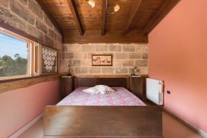 um pequeno quarto com uma cama num quarto com uma janela em Villa Pizzi by BarbarHouse em San Donaci