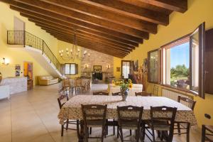 jadalnia ze stołem i krzesłami w obiekcie Villa Pizzi by Perle di Puglia w mieście San Donaci