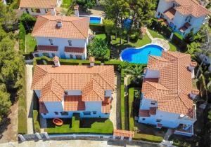 - une vue sur le toit d'une maison avec un toit orange dans l'établissement ARENDA Pino Alto Holiday Home Rioja, à Miami Platja