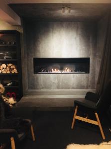a fireplace in a living room with a fire place at Hôtel 16 | 150 Montagne & Spa Nuxe in Vars