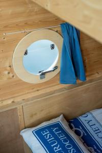 a mirror on the ceiling of a boat at Waterlodge in Wilhelminadorp