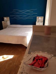 - une chambre avec un lit et un mur bleu dans l'établissement Dimora Damare, à Caronia Marina