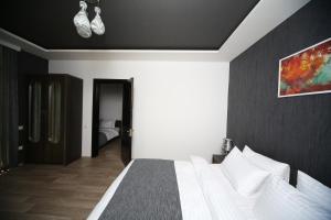 Postel nebo postele na pokoji v ubytování Continental Hotel