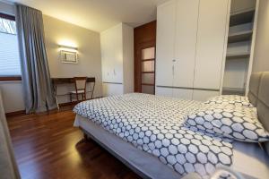 ソポトにあるVictus Apartamenty Apartament Bajkaのベッドルーム(大型ベッド1台、テーブル付)