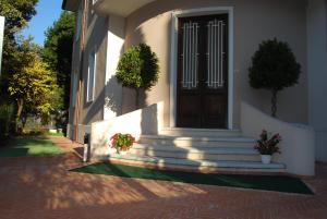 een huis met trappen en een deur met bloemen bij B&B Romeo in Santarcangelo di Romagna