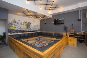 TV in/ali zabaviščno središče v nastanitvi Yakety Yak Hostel