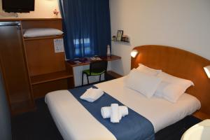 a hotel room with a bed with two white towels at Quick Palace Saint Brieuc in Tregueux