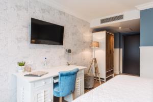 Televiisor ja/või meelelahutuskeskus majutusasutuses Hotel Cocoon