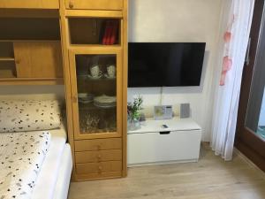 Postel nebo postele na pokoji v ubytování Gemütliche 1Z FeWo in Schönwald mit Balkon, Schwimmbad, Sauna, Fitness + 12 fotografií