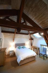 a bedroom with a bed and a table and a chair at Belle demeure familiale avec piscine proche St Emilion in Bossugan