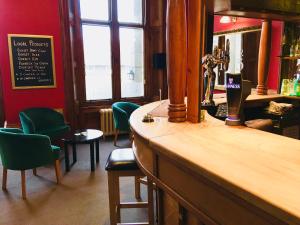 De lounge of bar bij Purbeck House Hotel & Louisa Lodge