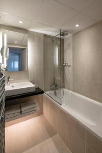 Kylpyhuone majoituspaikassa Thalazur Ouistreham - Hôtel & Spa