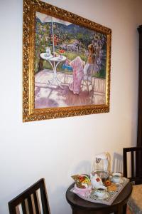 una pintura de una mujer sentada en una mesa en La casa D'a...mare, en Maiori