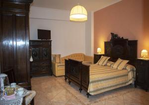 1 dormitorio con 1 cama y vestidor en una habitación en La casa D'a...mare, en Maiori