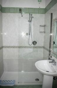 een badkamer met een douche en een wastafel bij La casa D'a...mare in Maiori