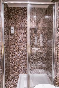 ローマにあるホテル アフロディーテのバスルーム(シャワー、バスタブ、シンク付)