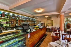 ein Restaurant mit einer Bar mit Tischen und Stühlen in der Unterkunft Villa Velzon Guesthouse in Budva