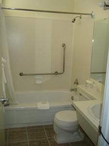 Kylpyhuone majoituspaikassa Hospitality Inn