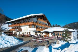 Nespecifikovaný výhled na hory nebo výhled na hory při pohledu z hotelu